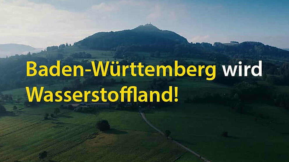 Weinberg und grüne Landwirtschaftsflächen. Dazu der Schriftzug 'Baden-Württemberg wird Wasserstoffländ!'
