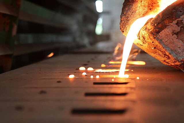 Geschmolzenes Eisen wird in eine Metallform gegossen