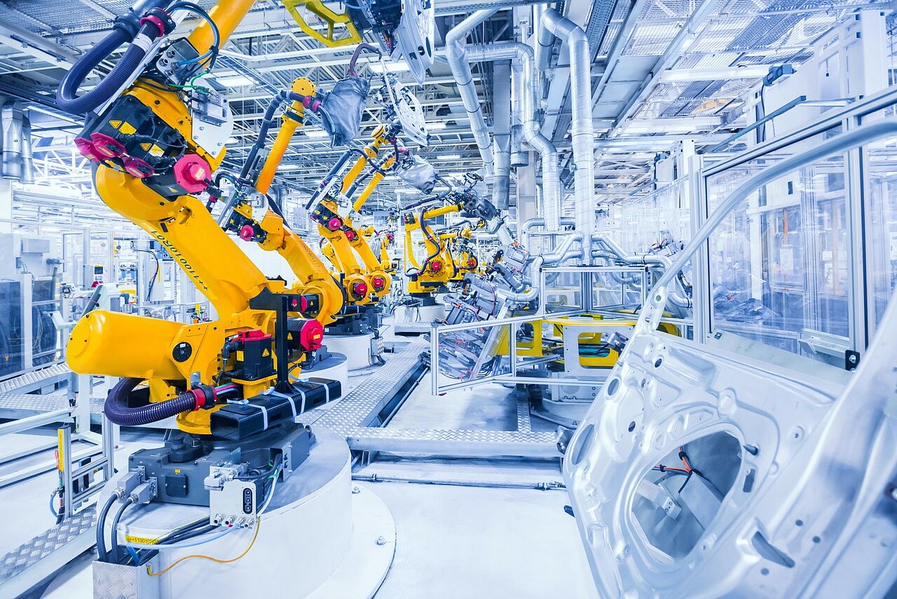 Automobile Produktionshalle mit Robotern