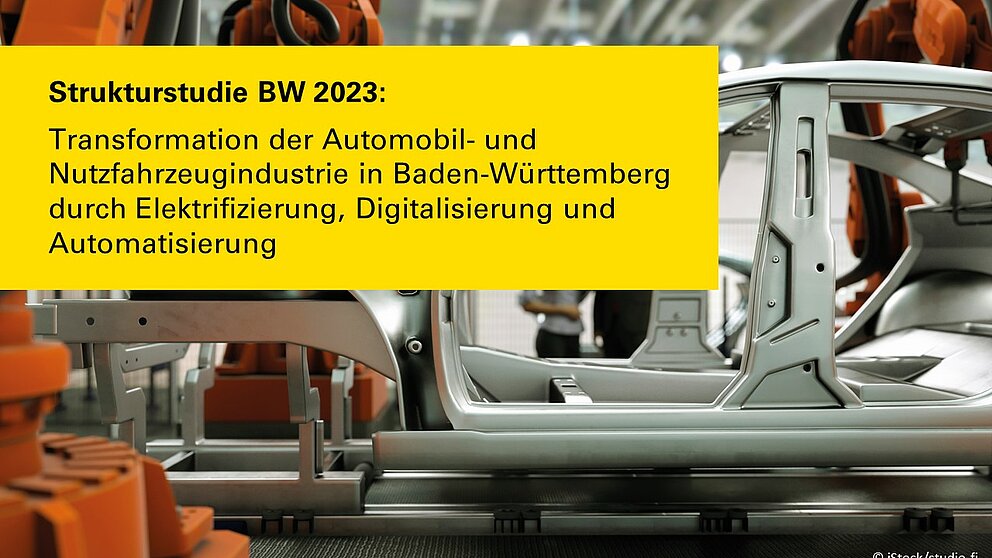 Produktionshalle mit Fahrzeugchassis. Auf gelbem Grund ist der Name der Studie geschrieben.