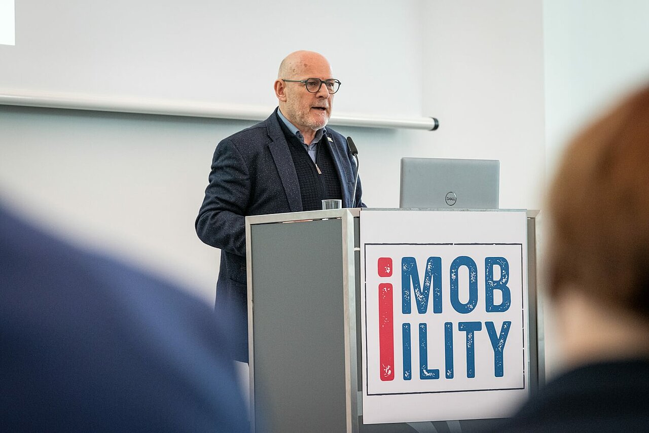 Verkehrsminister Winfried Hermann eröffnet den Kommunen-Netzwerktag bei der i-Mobility 2024