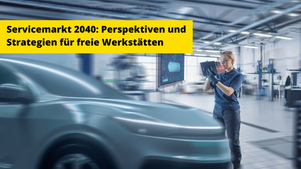 Die Mitarbeiterin einer Kfz-Werkstatt steht vor einem zu untersuchenden Pkw. Sie blickt in ihr Tablet, dass ihr Fahrzeugdaten anzeigt. Auf gelben Grund ist der Schriftzug 'Servicemarkt 2040' in das Bild eingefügt.