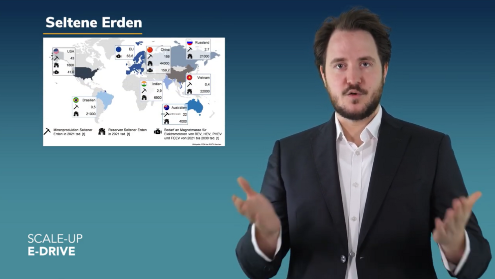 Video-Vorschau: Ein Mann blickt lächelnd und mit gestikulierender Geste in die Kamera. Hinter ihm ist eine Grafik zu sehen.