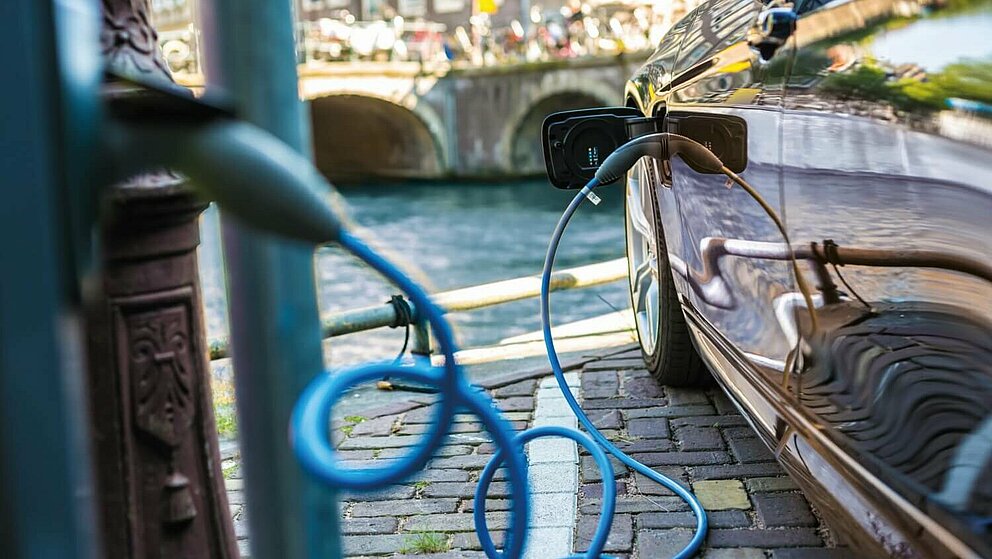 Ein Elektrofahrzeug lädt an einer Ladesäule.