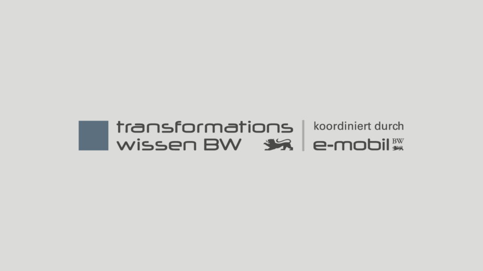 Logo von Transformationswissen BW, koordiniert durch e-mobil BW, auf grauem Hintergrund.