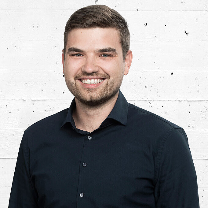 Axel Rosenland Protrait von Axel Rosenland, Mitarbeiter bei Transformationswissen BW, der lächelnd in die Kamera blickt.