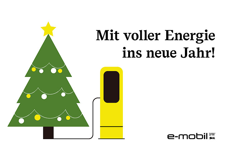 Tannenbau mit Beleuchtung, der durch eine Ladesäule betrieben wird.