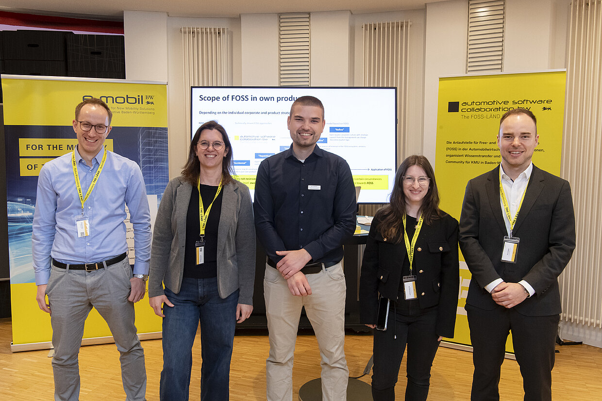 Das Team von Transformationswissen BW 5 Personen stehen nebeneinander und blicken lächelnd in die Kamera.