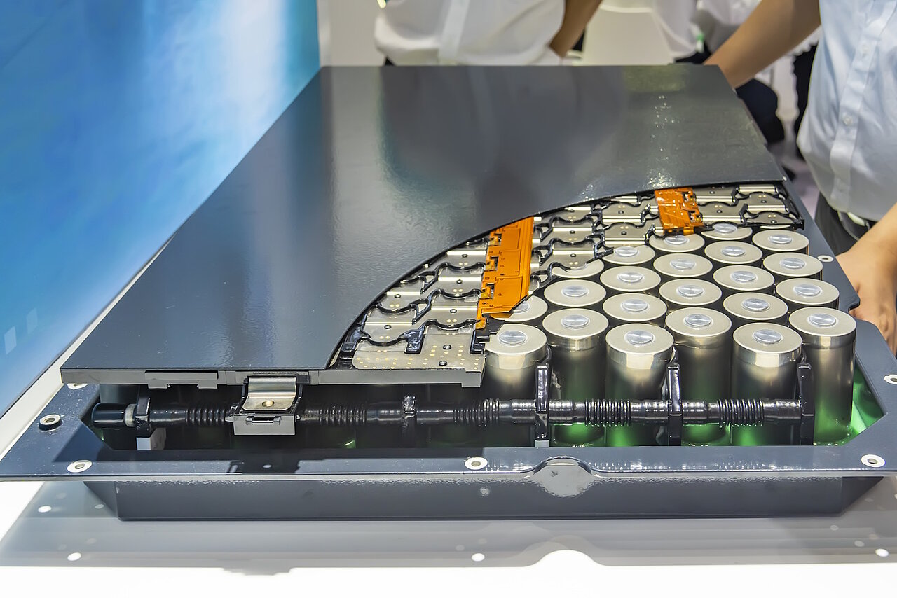 Traktionsbatterie wird von Experten begutachtet. Sie ist aus dem Fahrzeug ausgebaut und wird für eine Second-Life-Anwendung vorbereitet.