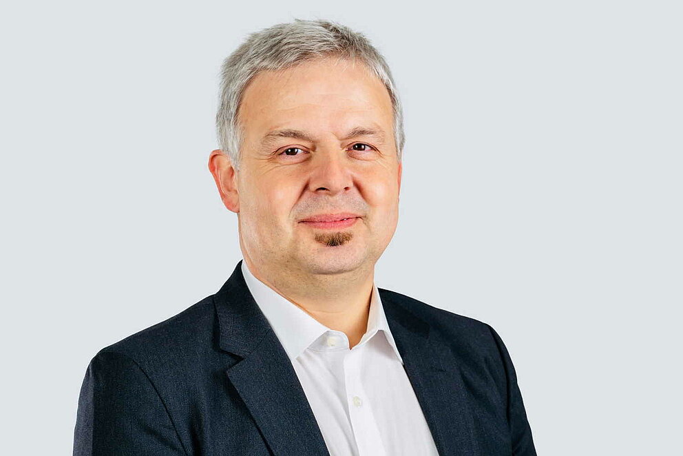 Porträitbild von Reha Tözün.