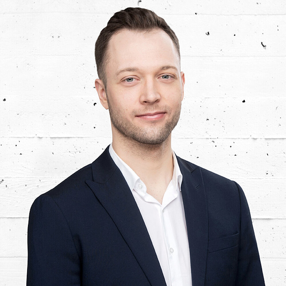 Vincent Eggers Portrait von Vincent Eggers, Mitarbeiter von Transformationswissen BW, der lächelnd in die Kamera blickt.