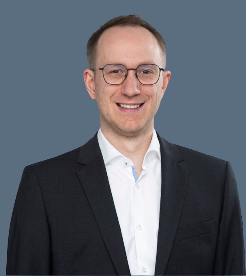 Johannes Demer, Mitarbeiter bei Transformationswissen BW, der lächelnd in die Kamera blickt.