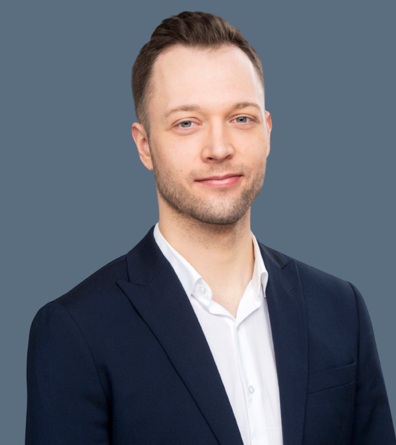 Bild von Vincent Eggers, Mitarbeiter von Transformationswissen BW, der lächelnd in die Kamera blickt.