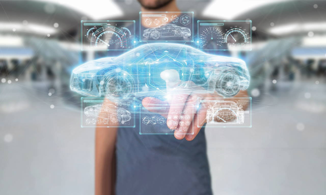 3D-Modell eines modernen und vernetzten PKWs, dahinter ein Mann vor verschwommenen Hintergrund, der auf das Modell tippt.